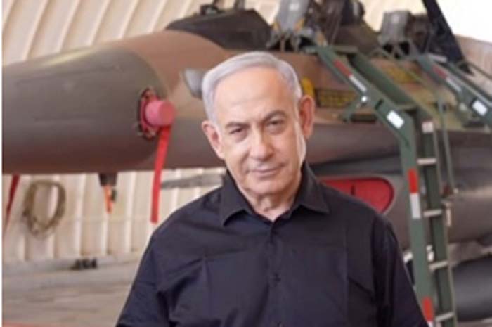 Israel Luncurkan Serangan Udara, Tewaskan Warga Suriah JABARPASS – Israel kembali meluncurkan serangan udara sehingga menewaskan warga Suriah hingga lima orang. Seabagaimana disampaikan bagian Keamanan Suriah, bahwa agresi Israel tersebut telah meluncurkan serang udara dari wilayah Lebanon. Israel melancarkan serangan dari lokasi yang berada di Lebanon bertujuan untuk menyasar instalasi militer, dikutip JABARPASS dari aljazeera. Serangan rudal yang dilancar Israel telah menewaskan sekurangnya lima orang serta melukai 19 orang lain yang berada di Suriah Tengah. Selain itu, serangan yang terjadi pada hari Minggu tersebut, juga menyebabkan terjadinya kerusakan material di Kota Masyaf. (Rizky Anugrah)