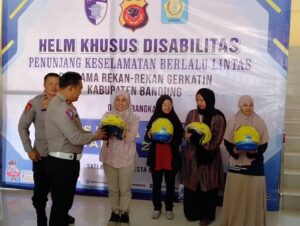 Kasatlantas Polresta Bandung Kompol Galih Apria saat memberikan helm khusus kepada teman-teman difabel.