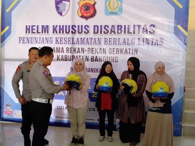 Kasatlantas Polresta Bandung Kompol Galih Apria saat memberikan helm khusus kepada teman-teman difabel.