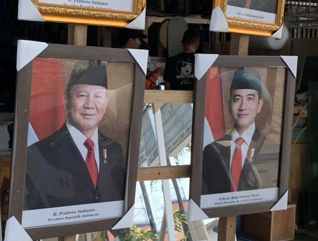 Foto pigura Presiden dan Wakil Presiden terpilih,