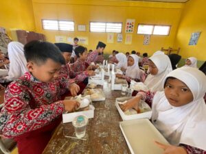 Berita: "Hari Kelima Uji Coba Makan Bergizi Gratis di Kabupaten Bandung, Orang Tua Siswa: 'Bisa Bantu Ekonomi Kami'"