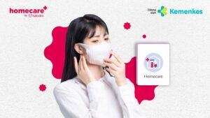 Human Metapneumovirus (HMPV) bukanlah ancaman baru. Menteri Kesehatan Republik Indonesia, Budi Gunadi Sadikin, mengonfirmasi bahwa virus ini telah lama terdeteksi di Indonesia. HMPV umumnya menyebabkan gejala ringan seperti batuk, demam, dan hidung tersumbat, yang bisa sembuh dengan perawatan sederhana. Kasus dengan gejala berat, seperti infeksi saluran pernapasan bawah termasuk pneumonia, sangat jarang terjadi. Berdasarkan data Cleveland Clinic tahun 2023, hanya sekitar 5% hingga 16% anak yang terpapar HMPV mengalami komplikasi tersebut. Selain itu, menurut suatu artikel tinjauan sistemik dari Xin Wang, dkk di Lancet Global Health pada 2021, tingkat kematian akibat infeksi saluran pernapasan bawah akut pada anak di bawah usia 5 tahun yang dapat dikaitkan dengan HMPV adalah sebesar 1%. Penelitian dari berbagai periode dan wilayah juga menunjukkan angka prevalensi HMPV yang cukup rendah ketika dibandingkan dengan seluruh jumlah kasus infeksi saluran pernapasan akut (ISPA). Berikut beberapa contoh kasus yang telah lama ada dan dipantau secara konsisten oleh berbagai negara: ⁠Di Beijing, penelitian Cong dkk pada 2017–2019 mencatat prevalensi 7,9% dari total kasus ISPA, dengan mayoritas kasus terjadi pada anak-anak di bawah usia lima tahun. ⁠Di Singapura, penelitian Loo dkk pada 2007 menemukan prevalensi sebesar 5,3%. Di India, data Devanathan menunjukkan peningkatan kasus dari November 2022 hingga Maret 2023, dengan prevalensi 9,3%, yang memuncak pada bulan Desember dan Januari. ⁠Di Amerika Serikat, data dari National Respiratory and Enteric Virus Surveillance System (NREVSS) US CDC pada akhir 2024 mencatat prevalensi sebesar 1,94%. Dari fakta-fakta di atas dapat disimpulkan bahwa masyarakat tidak perlu khawatir secara berlebihan, karena risiko infeksi dapat diminimalkan dengan menjaga pola hidup sehat dan menerapkan langkah pencegahan sederhana. dr. Theresia Novi, Sp.PK, Subsp.P.I (K) dari Halodoc, yang memiliki keahlian dalam bidang patologi klinik, khususnya dengan subspesialisasi penyakit infeksi, menyatakan, “Virus HMPV sudah ada sejak tahun 2001 dan merupakan penyakit musiman. Kasusnya cenderung meningkat setiap tahun pada musim dingin atau awal musim semi di daerah beriklim sedang. Jika melihat kasus-kasus sebelumnya, tingkat kematian akibat HMPV juga tergolong rendah. Oleh karena itu, masyarakat tidak perlu panik, namun tetap penting untuk menjaga pola hidup sehat dan mematuhi protokol kesehatan 3M: mencuci tangan, memakai masker, dan menjaga jarak,” jelas dr. Novi. dr. Novi menyarankan masyarakat untuk melakukan cara-cara efektif berikut untuk meningkatkan imun tubuh sehingga dapat mencegah terpapar virus HMPV